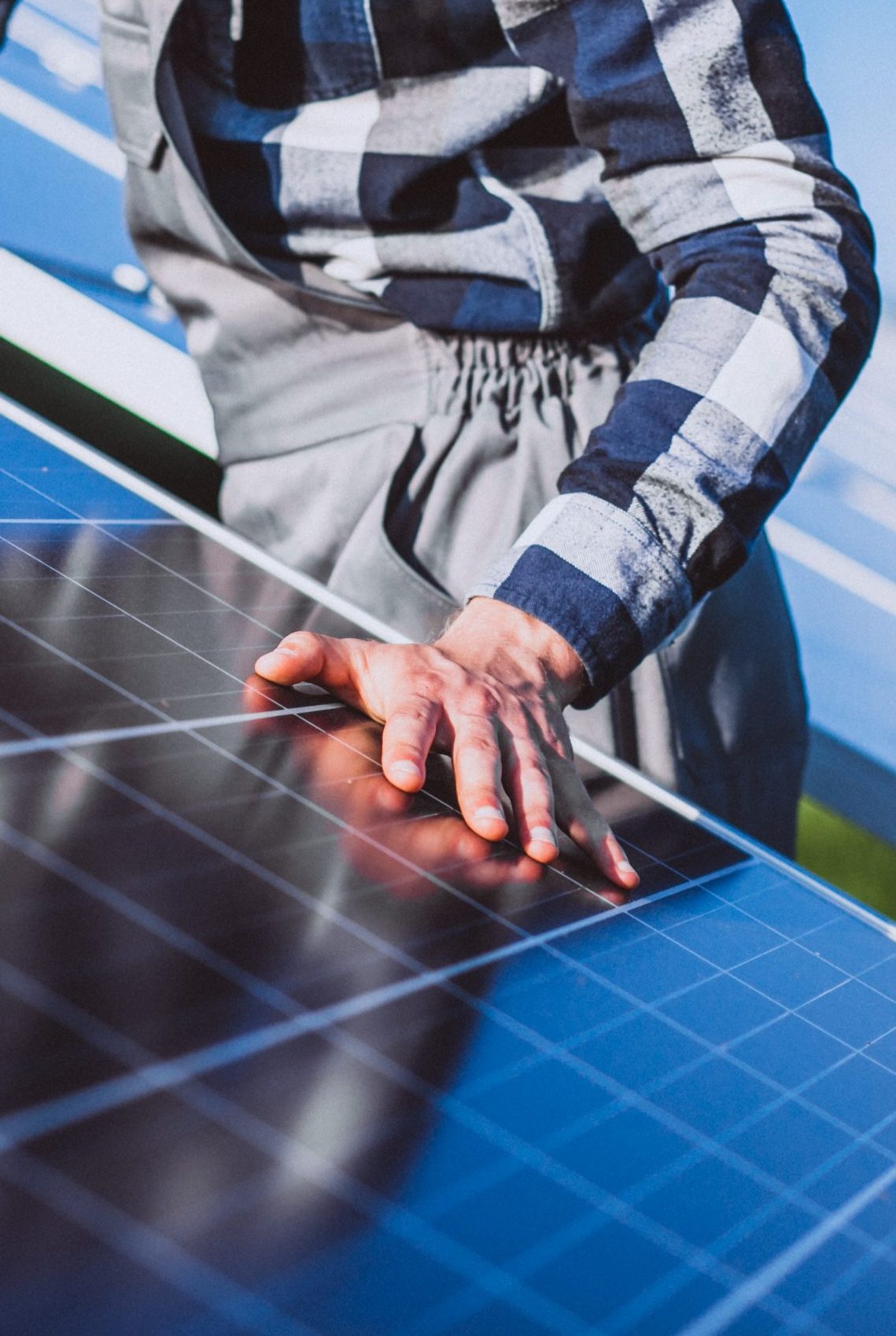 https://solarsolutionsdallas.com/wp-content/uploads/2024/09/man-worker-firld-by-solar-panels-1-scaled-e1726155511395.jpg